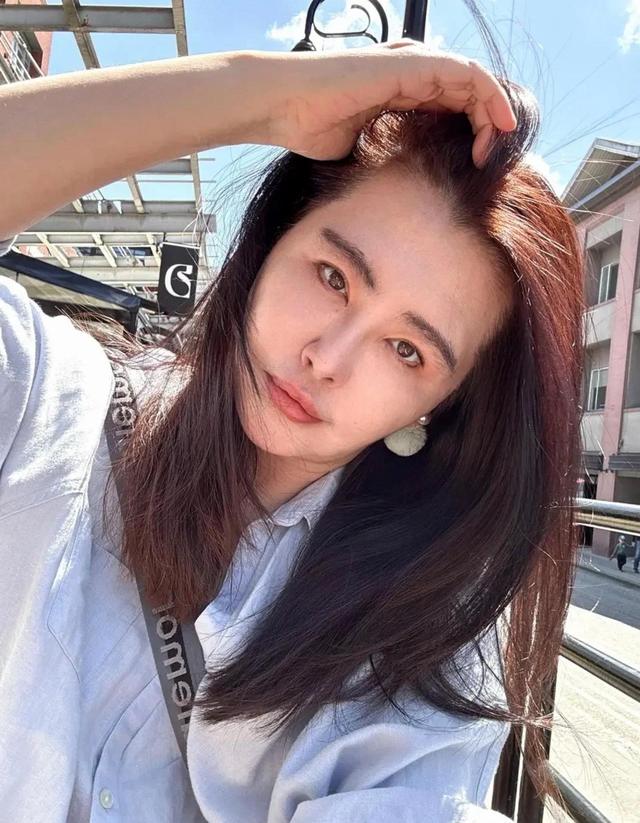 57岁王祖贤现身苏州,长发披肩气质仍清新,被路人偶遇合影没架子