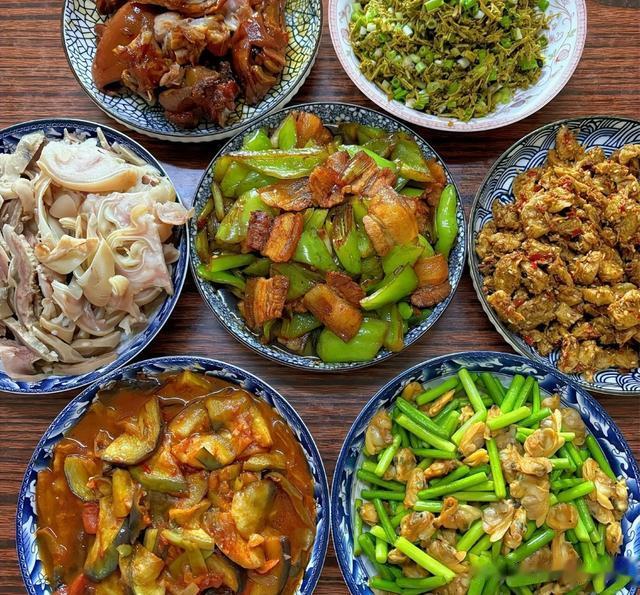 河南小伙领对象回家，家里的午餐火了，网友：虽有菜有肉却很寒酸