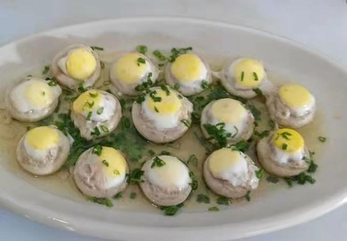 |年龄大了春节尽量少吃猪肉，对心脑血管不好，要多吃钙量高的食物