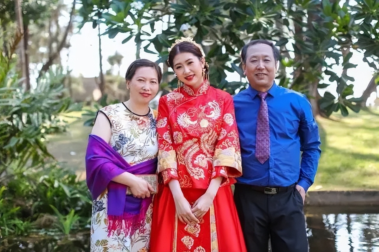 老板女儿结婚，说好每人随300元份子钱，同事随2万现场热闹了