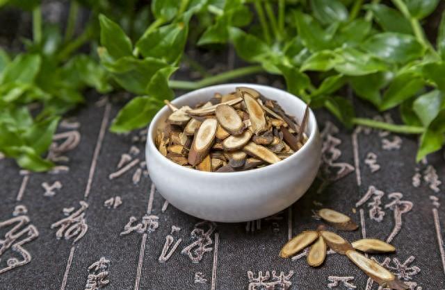 对静脉曲张这种慢性病中医很有一套,用十二味血脉通