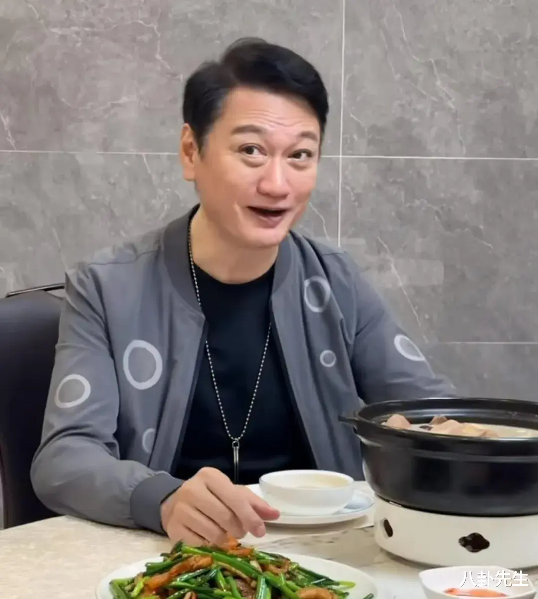 60岁港星内地走穴被批耍大牌，黑脸大声驱赶路人，出场费仍很高