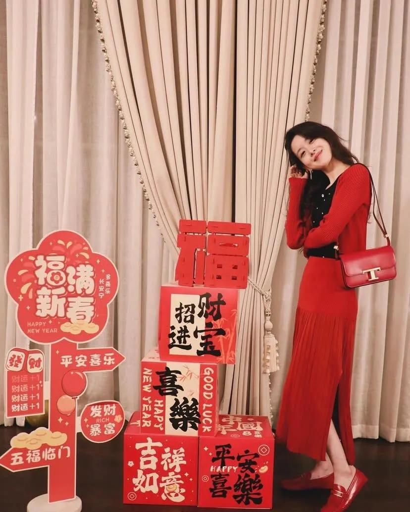 章泽天一身红衣喜庆拜年，颜值依旧抗打，小肚子成热议焦点！