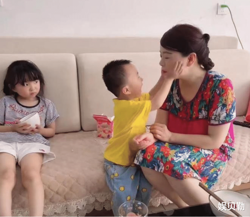 田静熊磊晒孩子幸福照，让许敏感慨万千，责任与亲情无法两难全