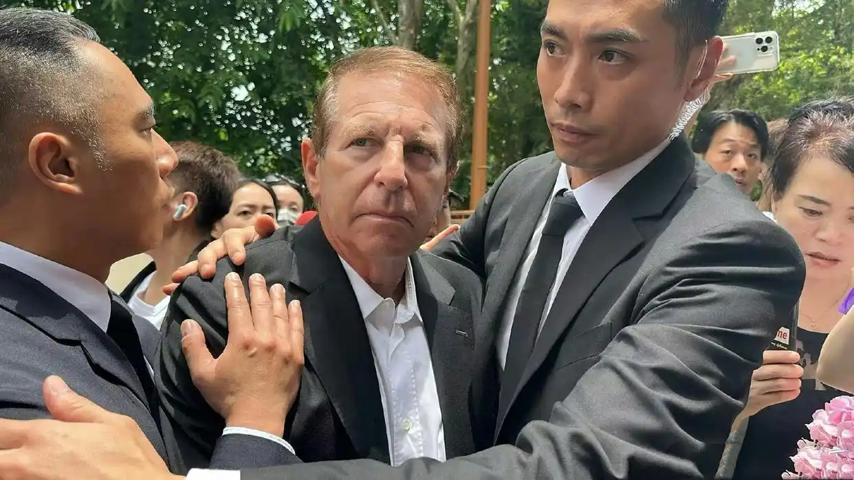 姐姐为李玟庆50岁冥诞，曝与Bruce已没联系，母亲现身被搀扶上车