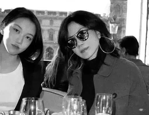 18岁李嫣近照曝光!嘴唇疤痕全消失,气场强大身材高挑,特像王菲