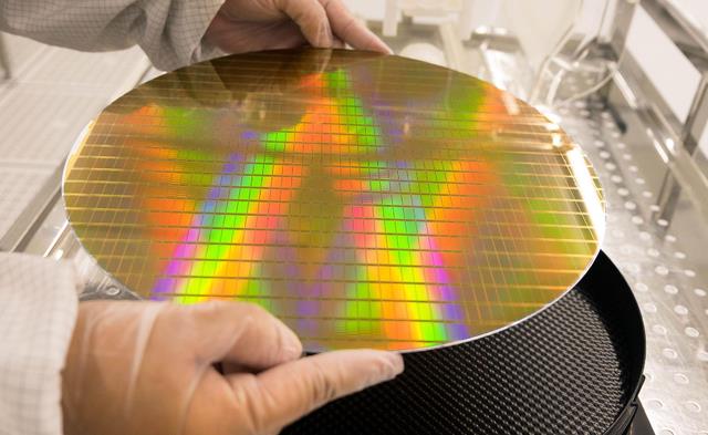 美论坛:没有得到美国的许可,中国为何敢独自研发DUV光刻机的?