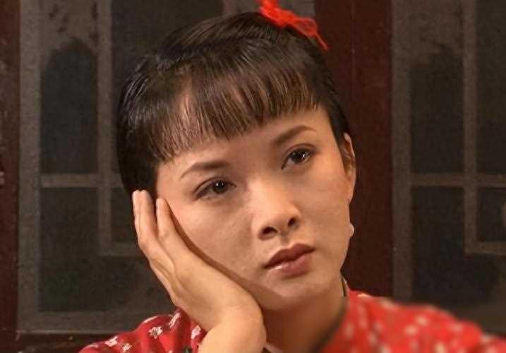 50岁演员谢兰定居在美国,回国容貌变化太大,脸部油腻还不对称。