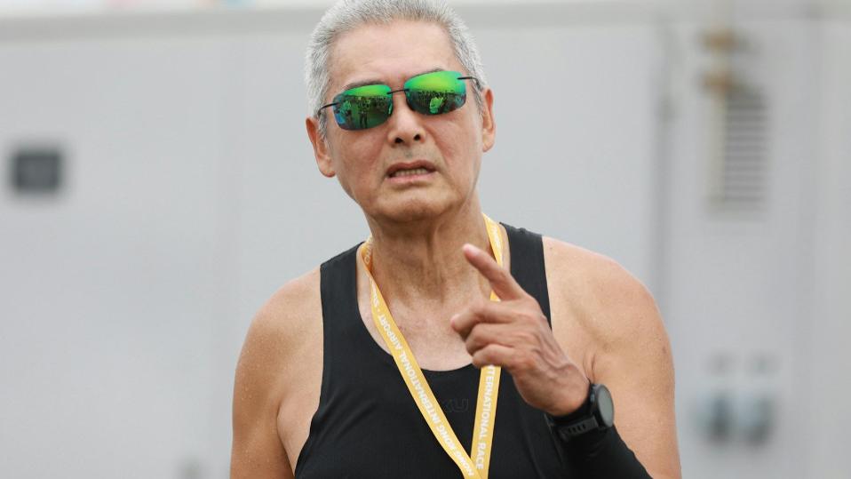 69岁周润发真老了，满头白发现身10公里赛，成绩严重下滑仍要跑半马