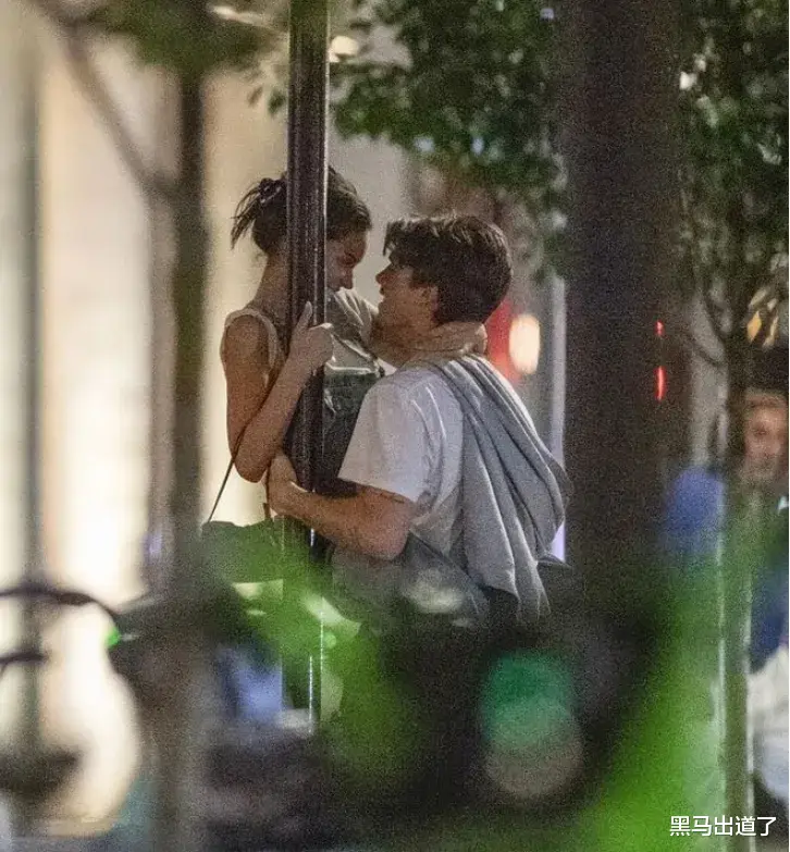 贝克汉姆19岁小儿子与30岁女友官宣,街头热吻超浪漫,贝嫂要哭了