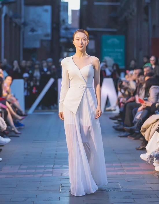 她曾是古装第一美人,却惨遭狗咬毁容,如今沦为“坏女人专业户”