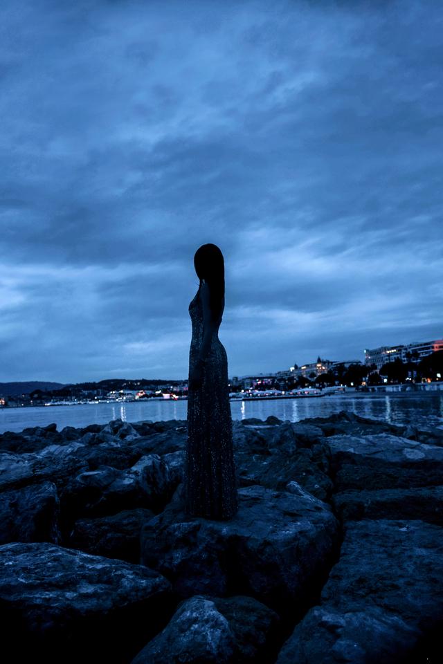 唐嫣挂脖式亮片透纱裙熠熠生辉