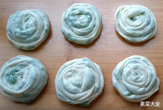 吊炉葱花饼,外面卖3元一个排队买,葱香十足,一锅烙8个不够吃