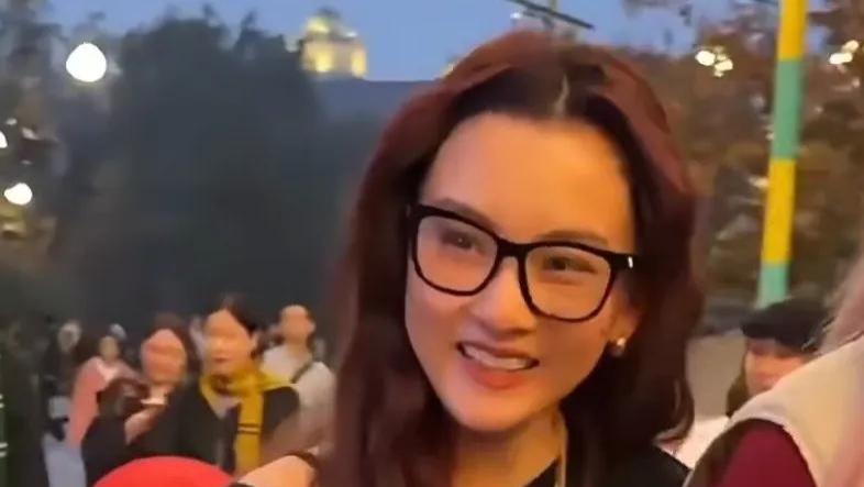 宋祖儿近照引热议，身材发福眼袋抢镜，被嘲星味全无不如素人