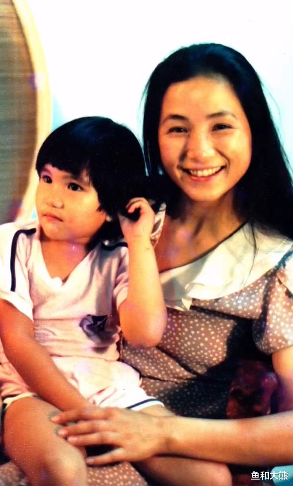 超20位明星悼念郑佩佩!《花少1》2人沉默,刘涛现身国外送行