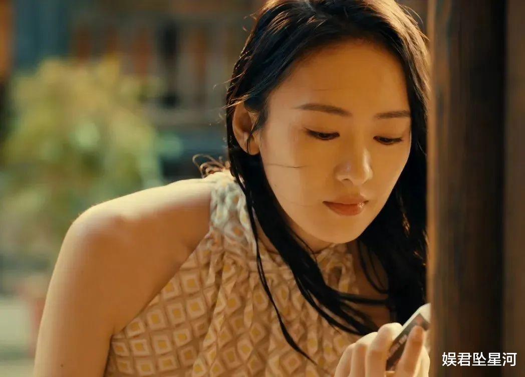 《微暗之火》38岁的她身材窈窕,尽显成熟女人的性感风情,力压年轻漂亮女配