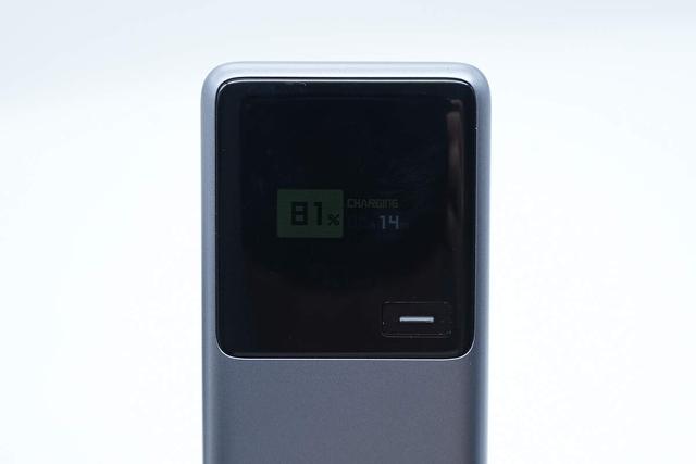 支持65W PD快充和120W小米快充，小米165W自帶線充電寶拆解