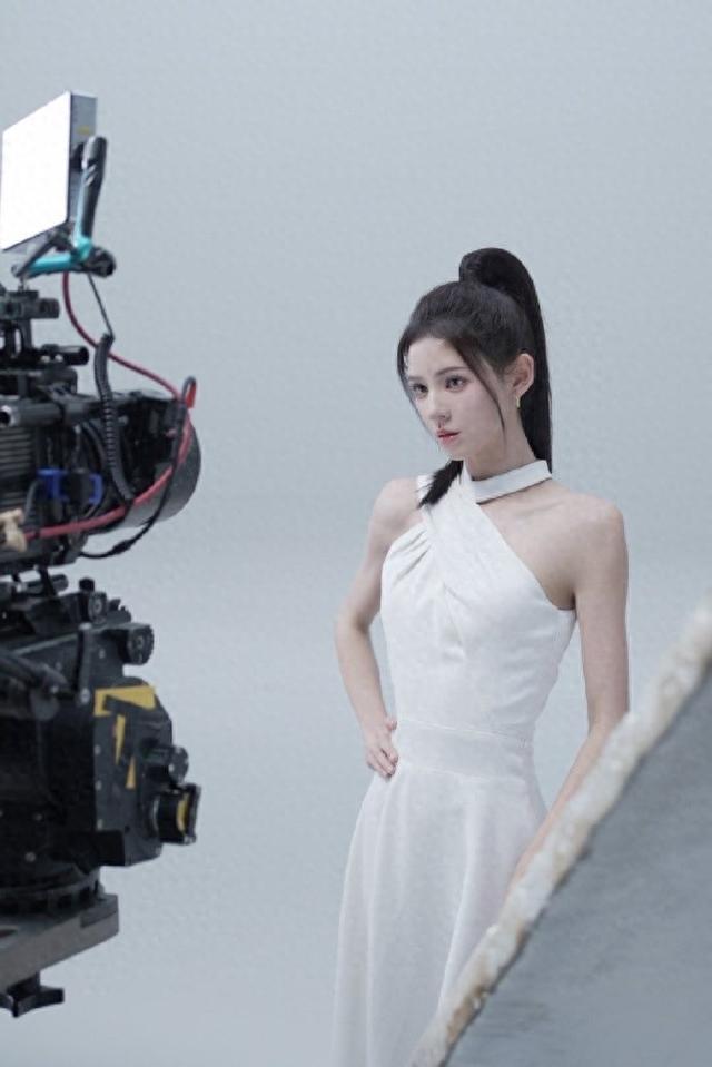 张予曦的高马尾搭配白开水妆：氧气感与绝美肩颈线条的完美融合