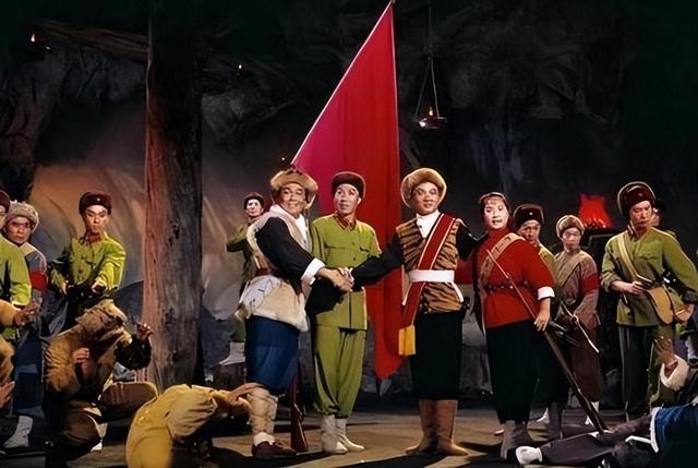 吃里爬外，赴美不归？她带领30名演员选择留美，如今老了回来了