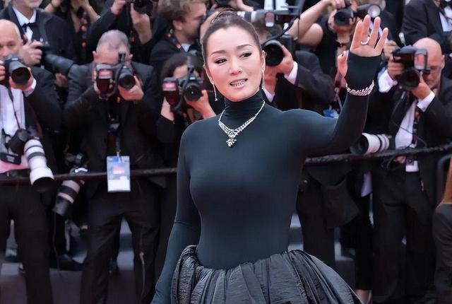 大泄春光不说，还有人摔出“吸奶器”，国内女明星丢脸丢到国外了