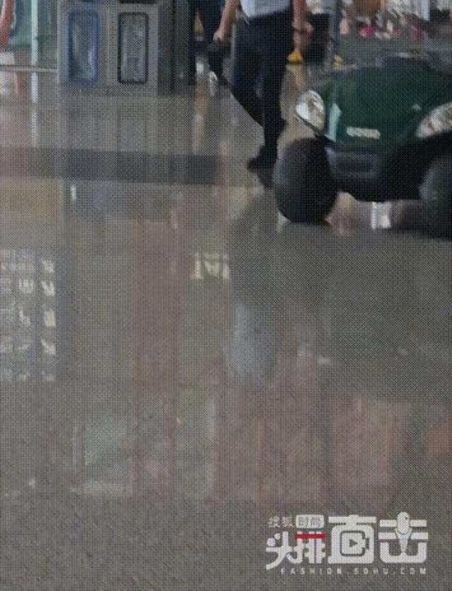 王菲穿红衣靠着谢霆锋肩膀,谢霆锋的手放在她腿上,他们好爱啊!