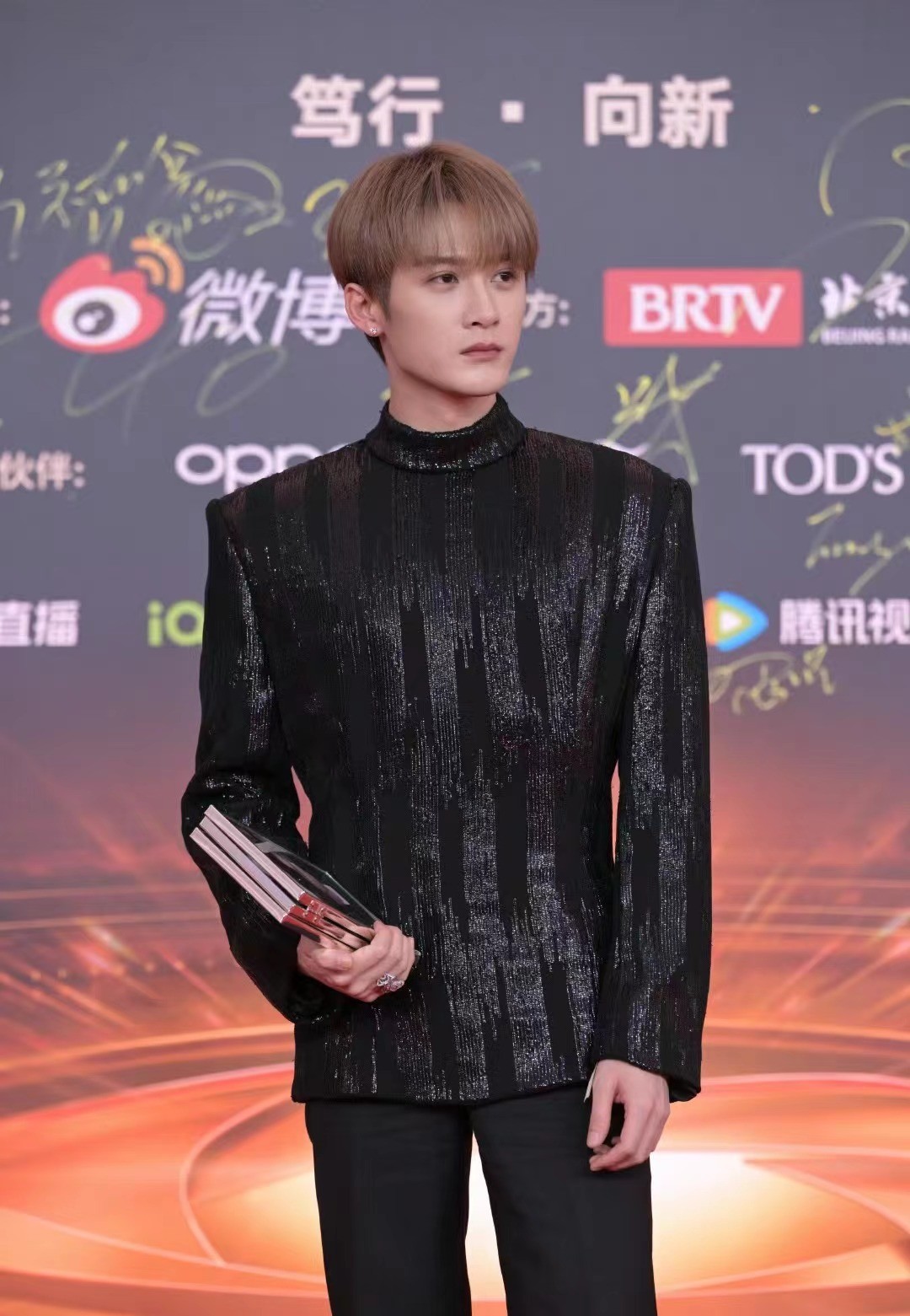 北京这一夜的红毯，将向佐的“荒诞”，展现得淋漓尽致