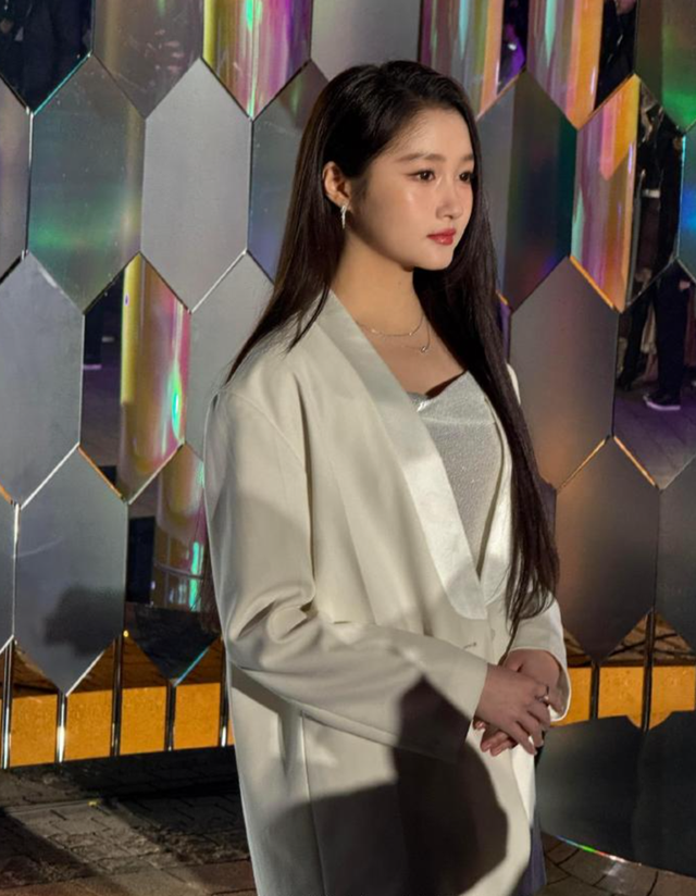 关晓彤被爆分手后首亮相穿西装很富态，网友：基因的力量太强大了