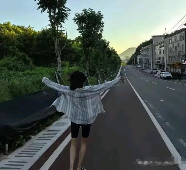 42岁万茜大清早晒运动照，睡眼惺忪头发飞舞，全素颜也那么美！