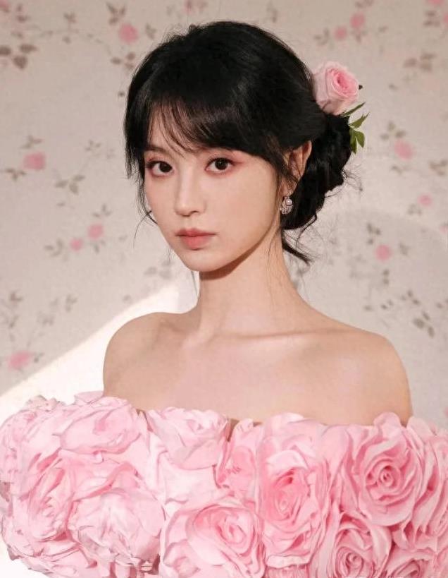 田曦薇尖叫之夜率先出图！玫瑰小公主既视感，又美出新高度