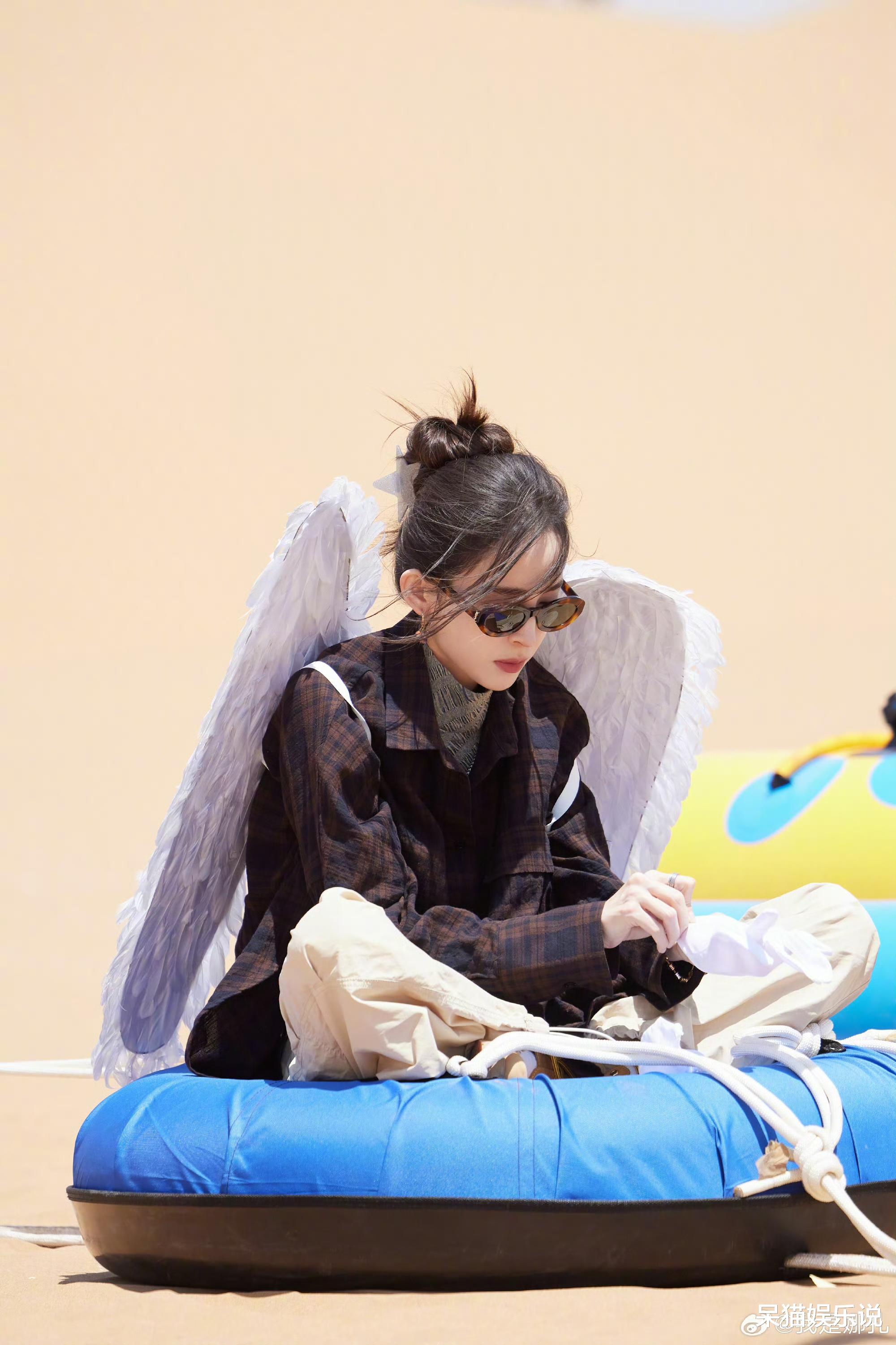 古力娜扎体验沙漠滑沙，优雅又肆意，这就是古希腊掌管美貌的神吗