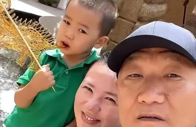 61 岁谢东再当爹！小他 22 岁娇妻，身怀六甲下跪磕头，被指毫无规矩