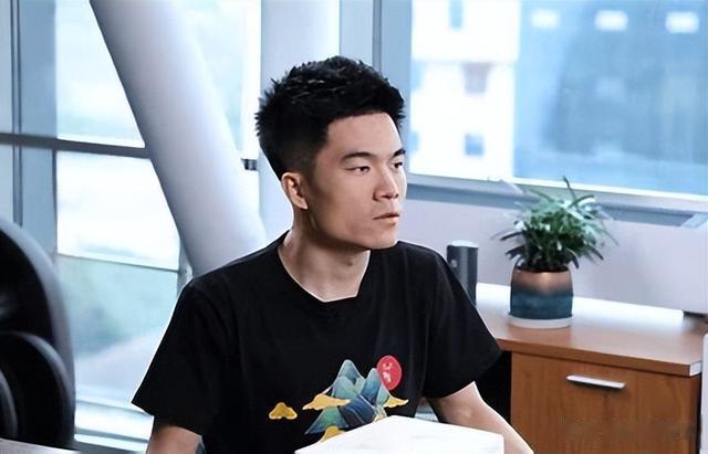 闹大了!董宇辉掉粉风波越演越烈,1700万买豪宅,被曝人设崩塌