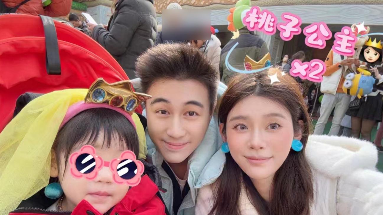 奚梦瑶晒照：与何猷君带孩子游玩，儿子女儿与妈妈贴脸合照好温馨