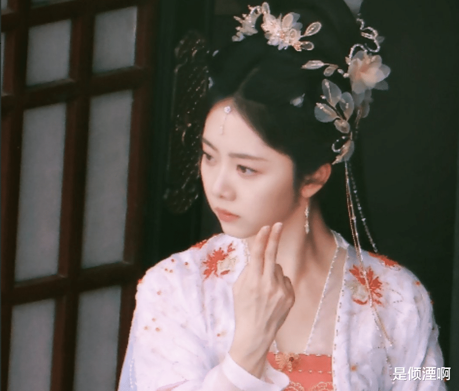 谭松韵《逍遥》黑衣路透曝光！眼神锐利反差感大，男主红衣好绝！