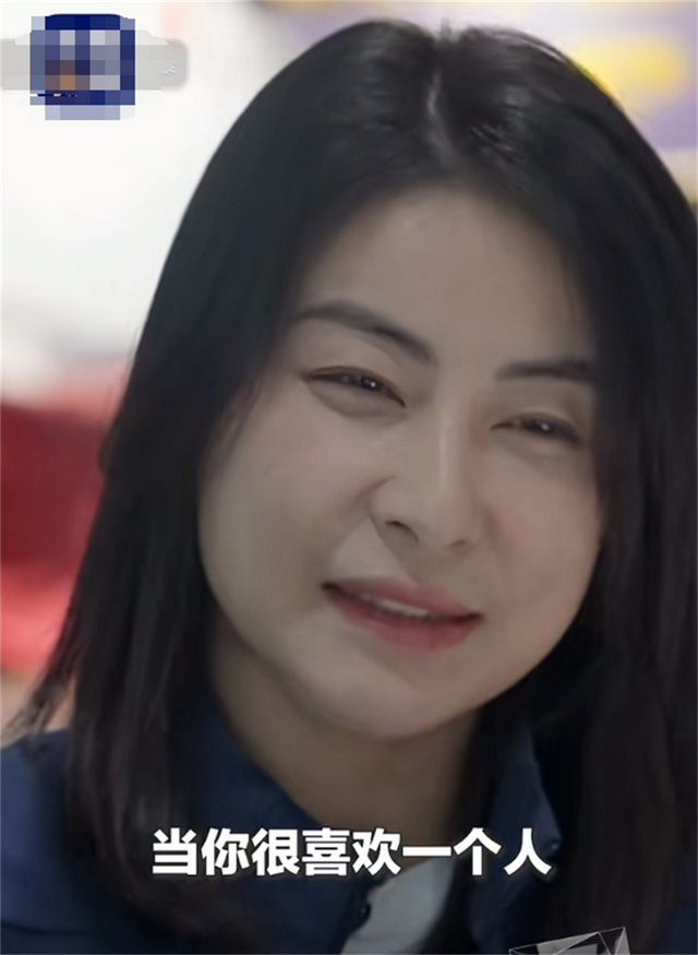 郭晶晶现身央视访谈，黑眼圈明显、眼袋大显沧桑，网友：面相变了