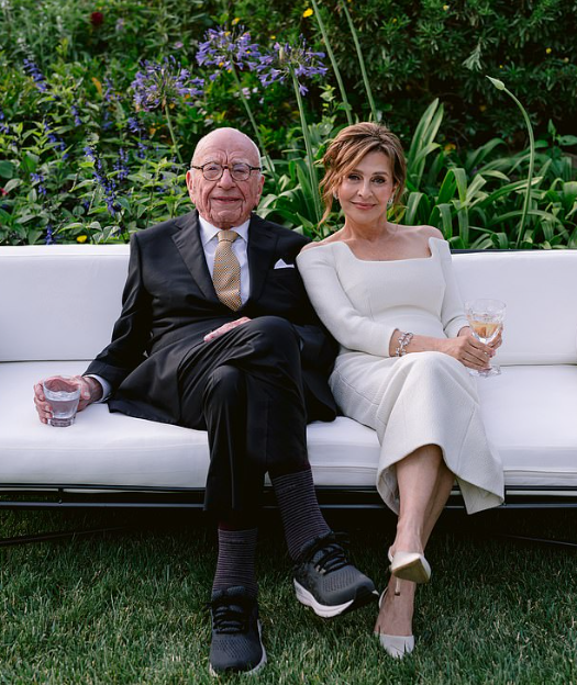 93岁默多克第5次大婚，邓文迪惊喜现身祝贺，与67岁新娘子是闺蜜