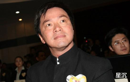 他是成龙要好的朋友，曾与林心如同居8年，如今娶35岁娇妻胖成球