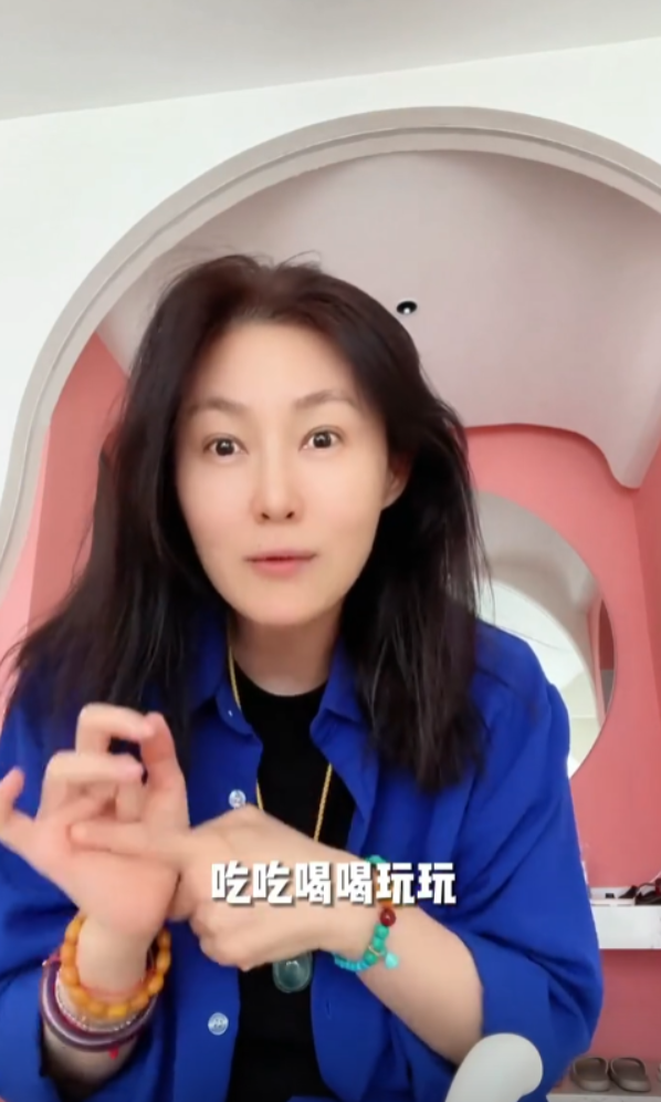 54岁潘金莲王思懿近照曝光!头发稀疏下巴尖,苹果肌肿大显苍老