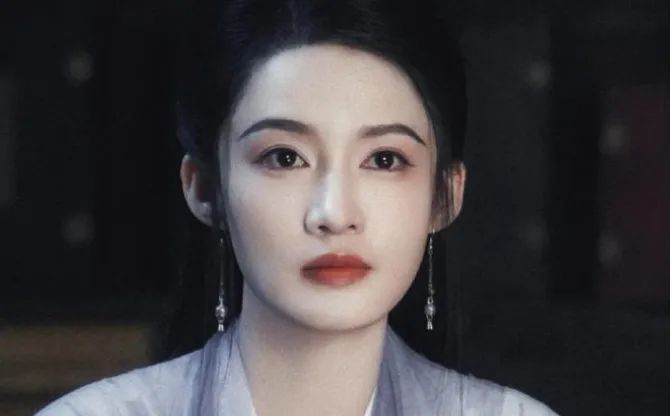 全程张不开嘴，表情僵硬，34岁李沁带来古偶女神教科书式演技