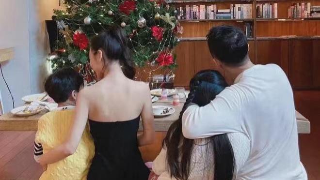 汪小菲太想念两个孩子，带未婚妻去学校门口堵孩子，还眼泛泪花