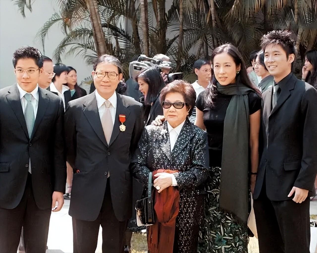 朱玲玲：抛弃霍震霆和3个孩子，19年过去，她迎来了自己的结局