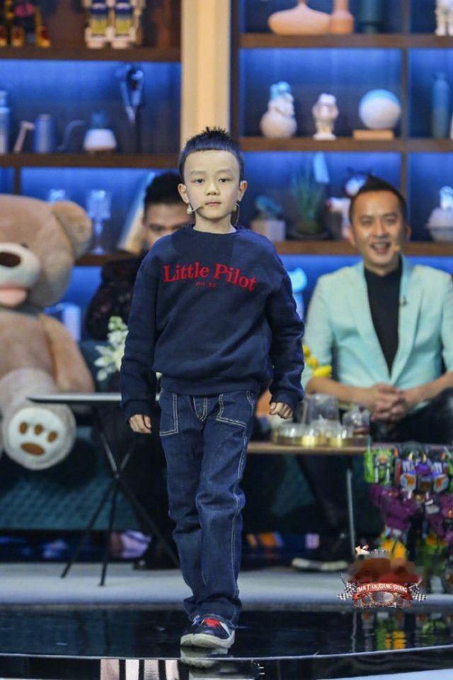 汪涵老婆晒儿子,9岁小沐沐正脸曝光超像妈妈,身高出众好帅气