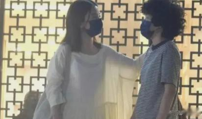 田馥甄、短发女私约外出!站路边“肩摸到胸口”一起回香闺全被拍