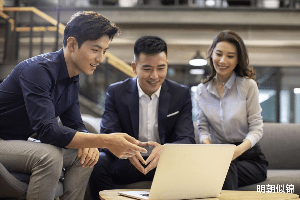 大厂精英返乡记:年薪百万为何成县城亲戚眼中的“隐形”财富?