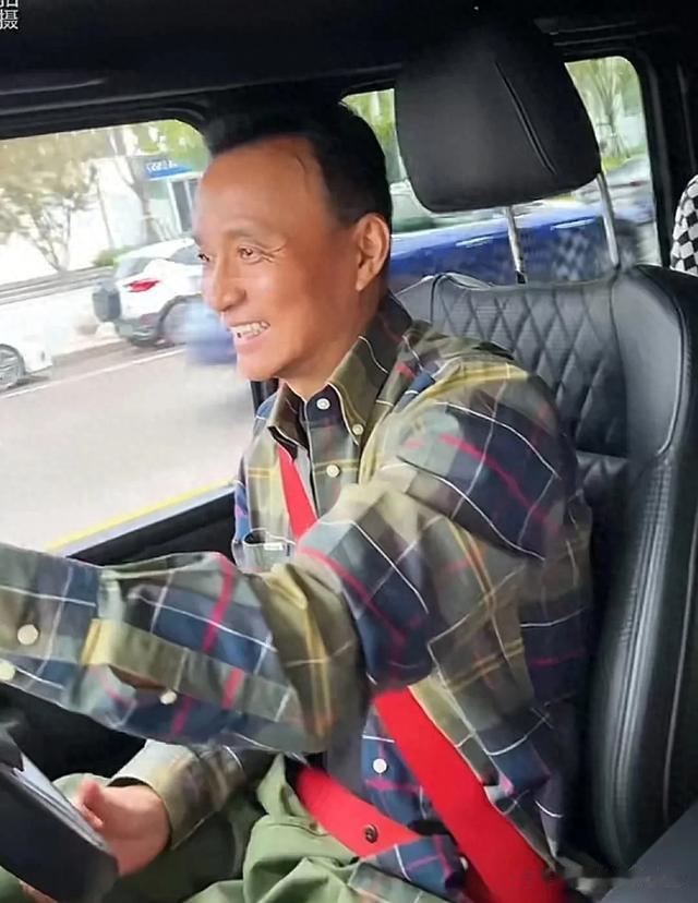 李亚鹏岳父开车送外孙女上学,2岁夏夏坐安全座椅,祖孙感情超好