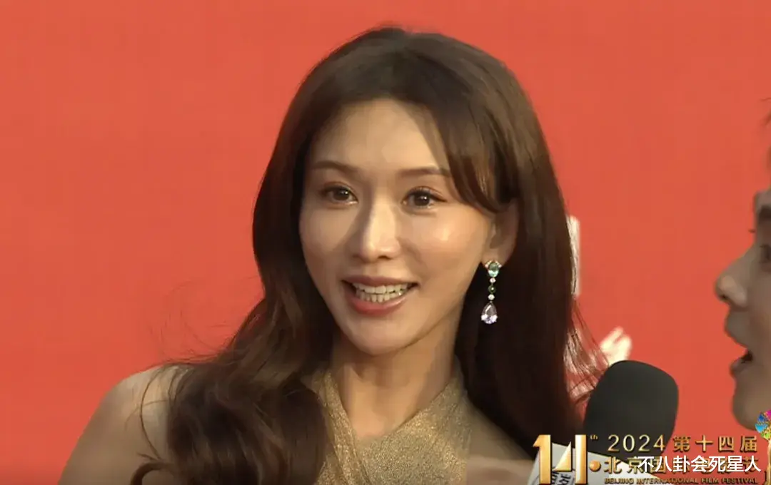 50岁林志玲带儿子外出，身材苗条像30岁，脸却暴露真实年龄