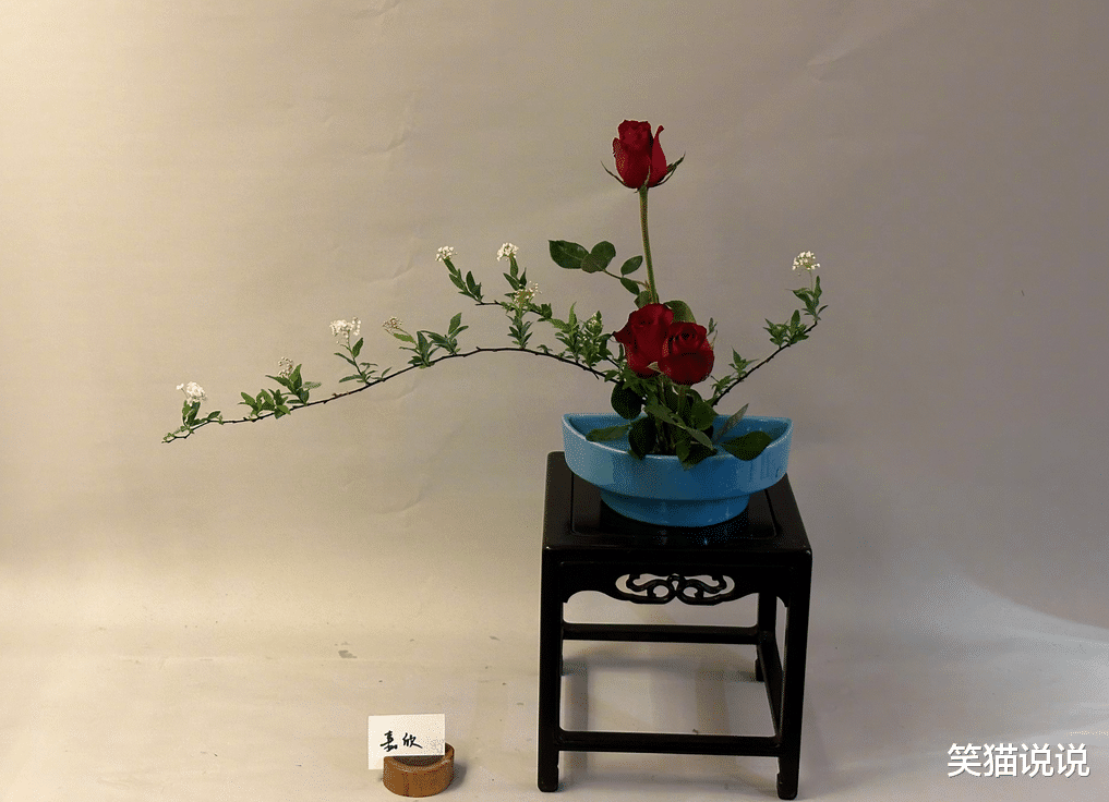 54岁李嘉欣晒照庆贺妇女节，米色毛衣显素雅，笑容甜美气质佳！