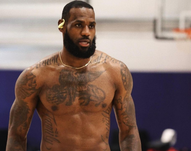 詹姆斯浑身都是肌肉，为何却几乎看不到胸肌和腹肌呢？