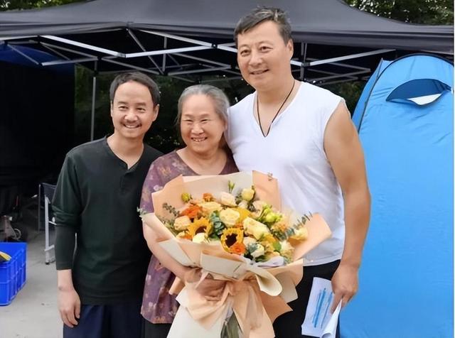 60岁被亲儿子带入演艺圈，73岁成“百亿老太”，如今比儿子还要红