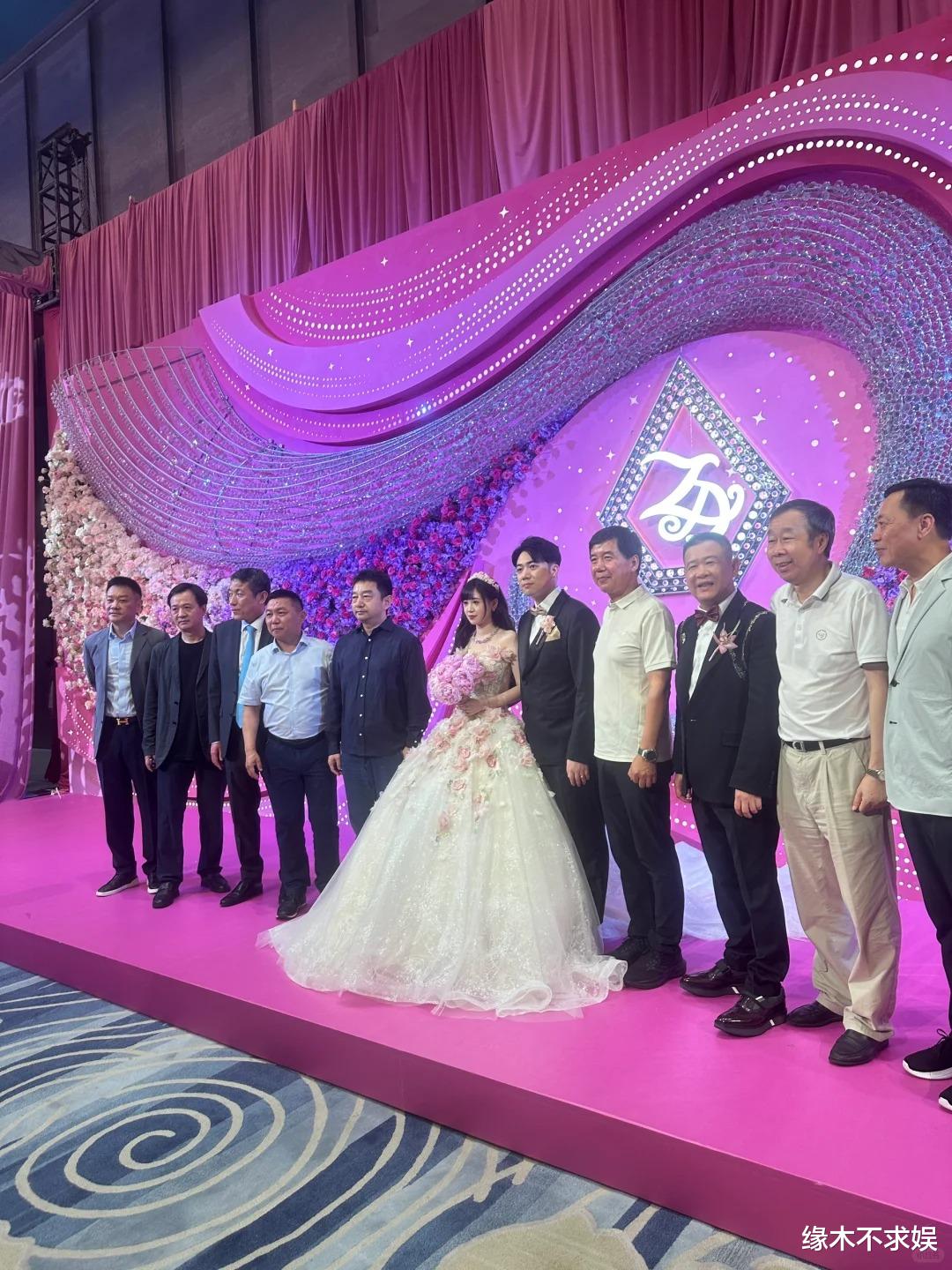 谢霆锋出席干女儿婚礼，穿搭随意黑脸惹争议，曾免费代言22年！